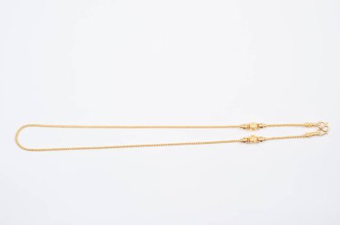 Beyaz arkaplanda izole edilmiş altın zincir kolye.