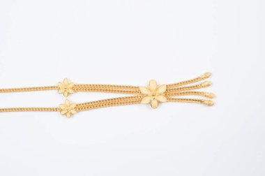 Beyaz arkaplanda izole edilmiş altın zincir kolye.