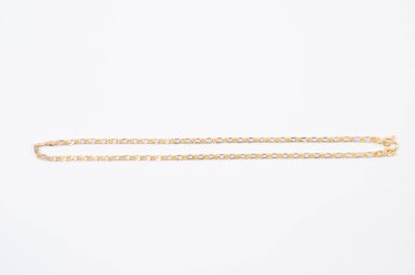 Beyaz arkaplanda izole edilmiş altın zincir kolye.