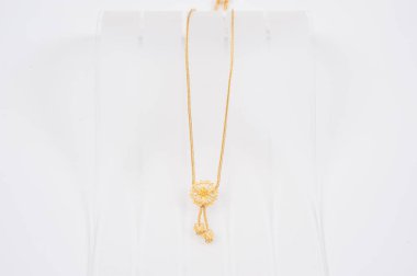 Beyaz arkaplanda izole edilmiş altın zincir kolye.