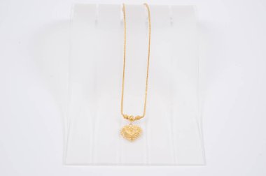 Beyaz arkaplanda izole edilmiş altın zincir kolye.