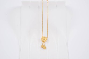 Beyaz arkaplanda izole edilmiş altın zincir kolye.