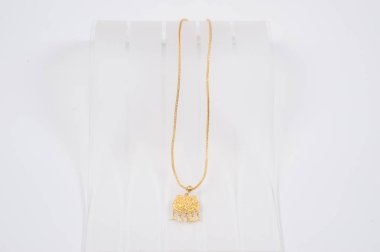 Beyaz arkaplanda izole edilmiş altın zincir kolye.