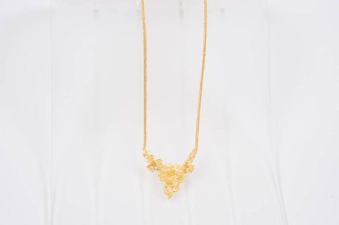 Beyaz arkaplanda izole edilmiş altın zincir kolye.