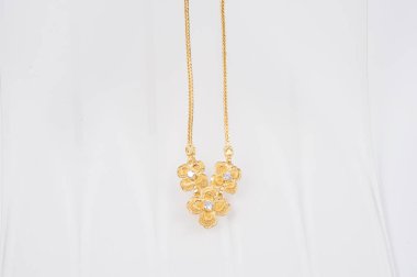 Beyaz arkaplanda izole edilmiş altın zincir kolye.