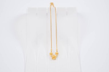 Beyaz arkaplanda izole edilmiş altın zincir kolye.