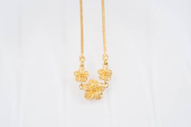 Beyaz arkaplanda izole edilmiş altın zincir kolye.