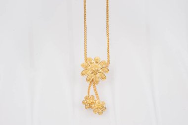 Beyaz arkaplanda izole edilmiş altın zincir kolye.