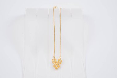 Beyaz arkaplanda izole edilmiş altın zincir kolye.