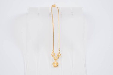 Beyaz arkaplanda izole edilmiş altın zincir kolye.