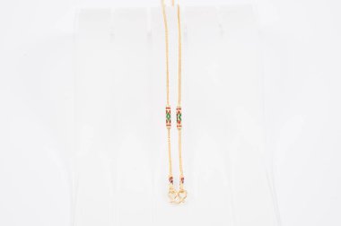 Beyaz arkaplanda izole edilmiş altın zincir kolye.