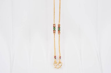 Beyaz arkaplanda izole edilmiş altın zincir kolye.