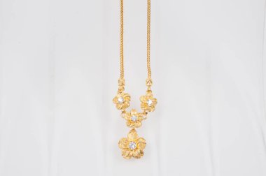 Beyaz arkaplanda izole edilmiş altın zincir kolye.