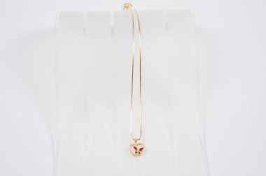 Beyaz arkaplanda izole edilmiş altın zincir kolye.