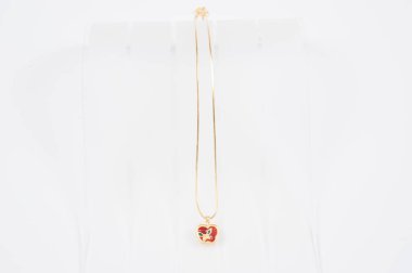 Beyaz arkaplanda izole edilmiş altın zincir kolye.