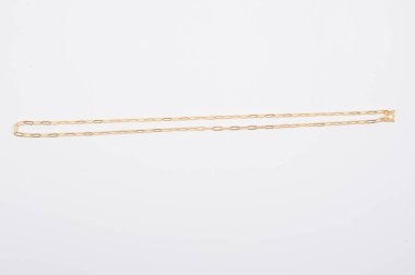 Beyaz arkaplanda izole edilmiş altın zincir kolye.