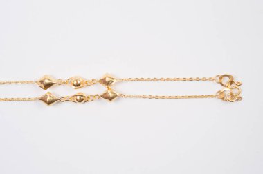 Beyaz arkaplanda izole edilmiş altın zincir kolye.