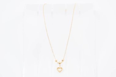 Beyaz arkaplanda izole edilmiş altın zincir kolye.