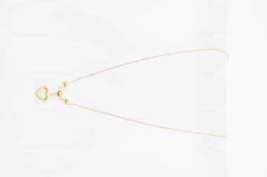 Beyaz arkaplanda izole edilmiş altın zincir kolye.