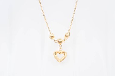 Beyaz arkaplanda izole edilmiş altın zincir kolye.