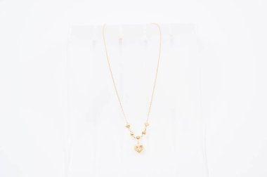 Beyaz arkaplanda izole edilmiş altın zincir kolye.