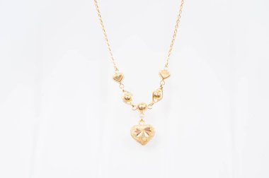 Beyaz arkaplanda izole edilmiş altın zincir kolye.