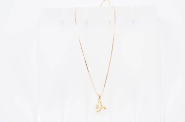 Beyaz arkaplanda izole edilmiş altın zincir kolye.