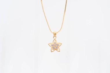 Beyaz arkaplanda izole edilmiş altın zincir kolye.