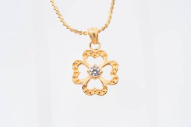 Beyaz arkaplanda izole edilmiş altın zincir kolye.