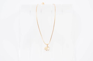 Beyaz arkaplanda izole edilmiş altın zincir kolye.