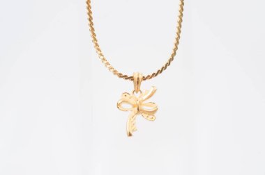 Beyaz arkaplanda izole edilmiş altın zincir kolye.