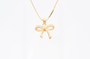 Beyaz arkaplanda izole edilmiş altın zincir kolye.