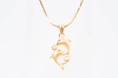 Beyaz arkaplanda izole edilmiş altın zincir kolye.