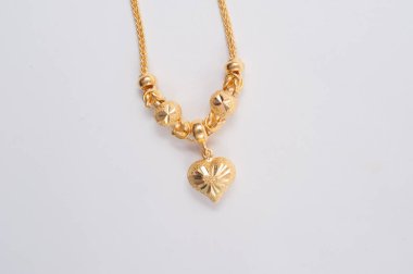 Beyaz arkaplanda izole edilmiş altın zincir kolye.