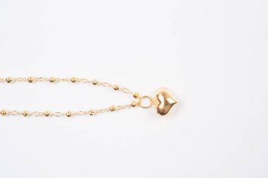 Beyaz arkaplanda izole edilmiş altın zincir kolye.