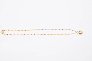 Beyaz arkaplanda izole edilmiş altın zincir kolye.