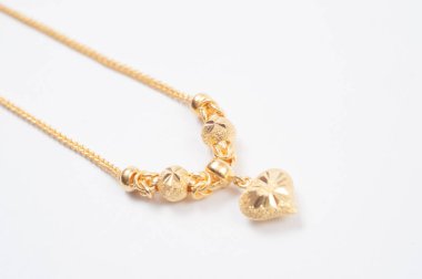 Beyaz arkaplanda izole edilmiş altın zincir kolye.