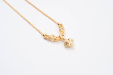 Beyaz arkaplanda izole edilmiş altın zincir kolye.