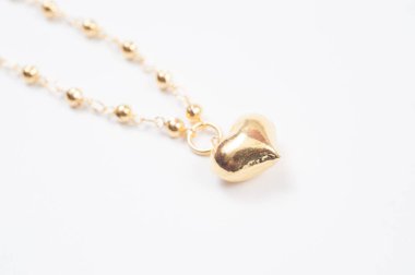 Beyaz arkaplanda izole edilmiş altın zincir kolye.