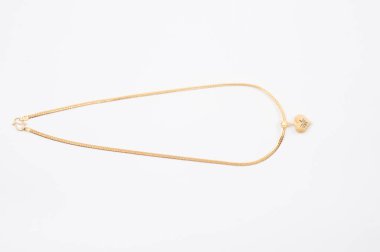 Beyaz arkaplanda izole edilmiş altın zincir kolye.