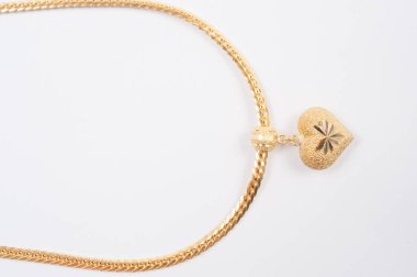 Beyaz arkaplanda izole edilmiş altın zincir kolye.