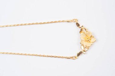Beyaz arkaplanda izole edilmiş altın zincir kolye.