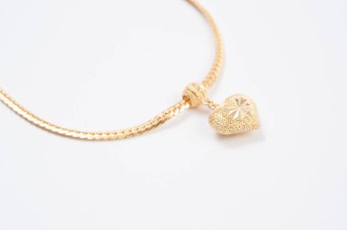 Beyaz arkaplanda izole edilmiş altın zincir kolye.