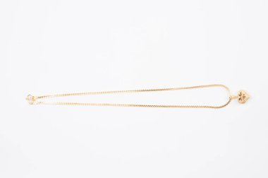 Beyaz arkaplanda izole edilmiş altın zincir kolye.