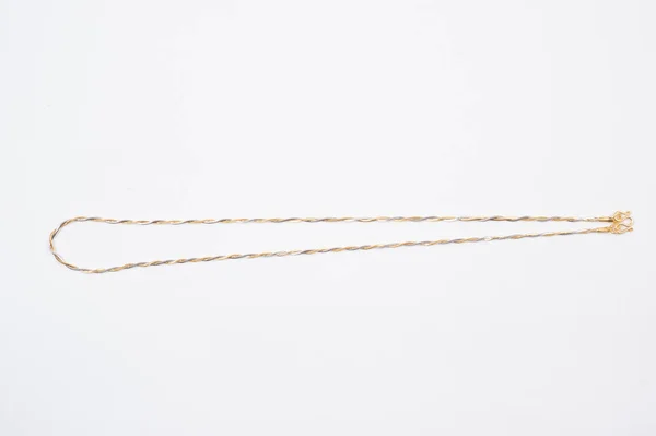Złoty Łańcuszek Naszyjnik Izolowany Białym Tle — Zdjęcie stockowe