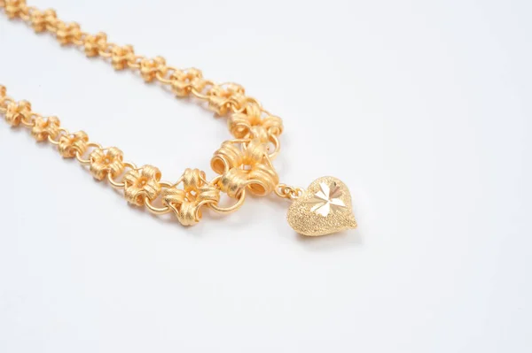Beyaz arkaplanda izole edilmiş altın zincir kolye.