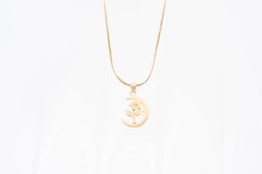 Beyaz arkaplanda izole edilmiş altın zincir kolye.