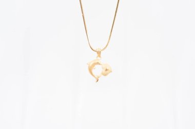 Beyaz arkaplanda izole edilmiş altın zincir kolye.