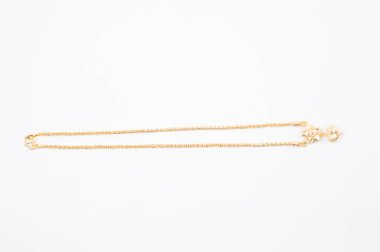 Beyaz arkaplanda izole edilmiş altın zincir kolye.