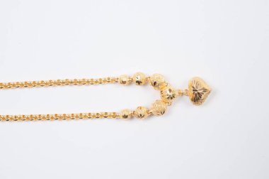 Beyaz arkaplanda izole edilmiş altın zincir kolye.